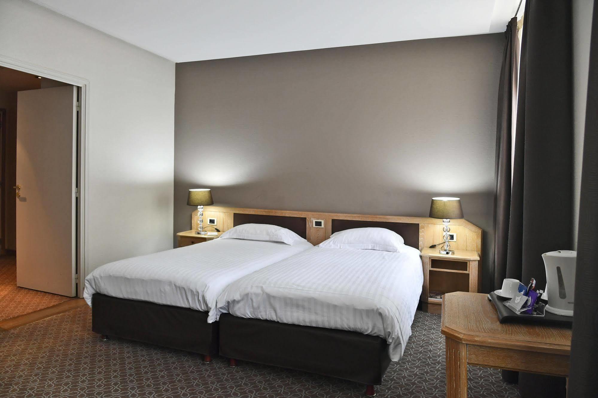 Connecting Family Rooms,728709076:JPEG